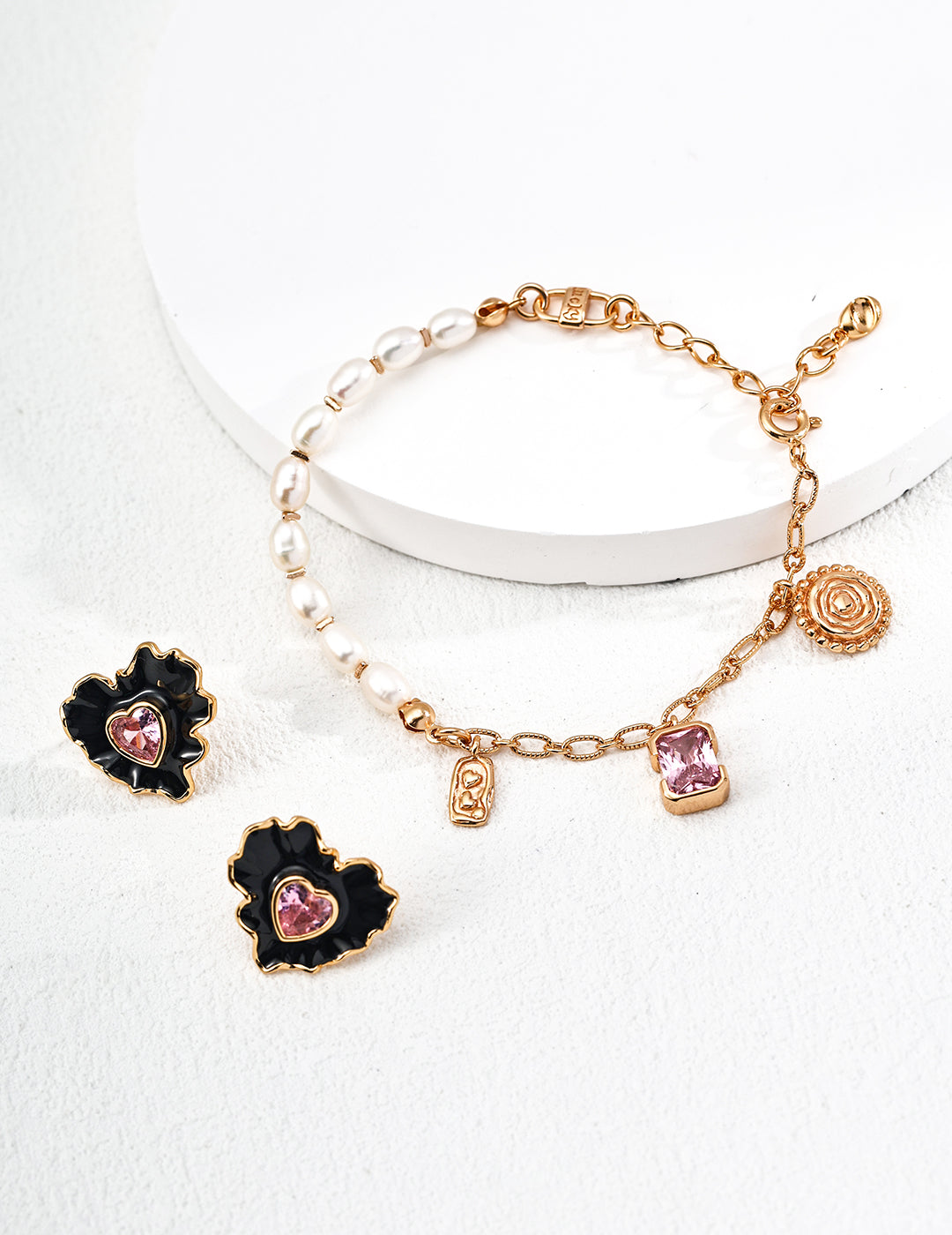 Pulsera vintage con dijes rosas